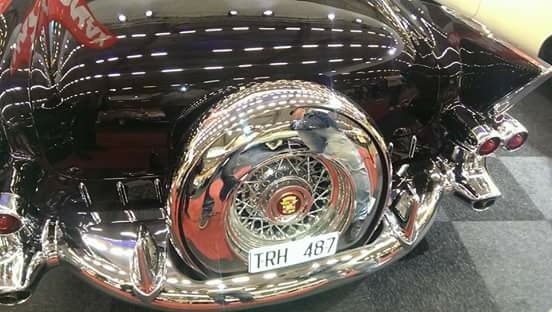 Håndlaget ny reservhjulskåpe, som sedan chromats, til 50-tals Cadillac
